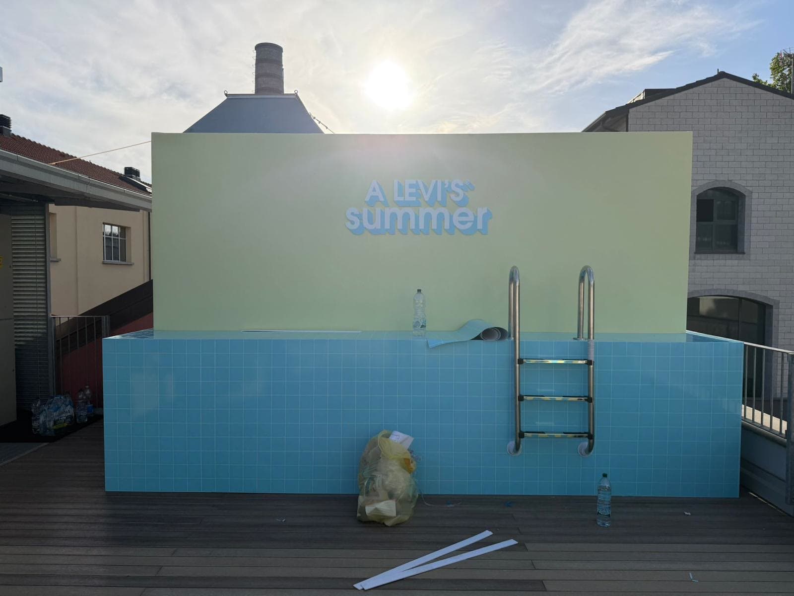 Piscina scenografica per un evento in terrazza, montata dalla squadra Microspot