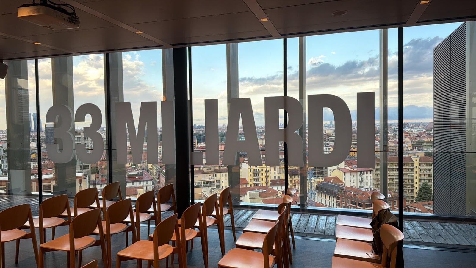 Lettere tridimensionali di grande formato davanti a una vetrata panoramica