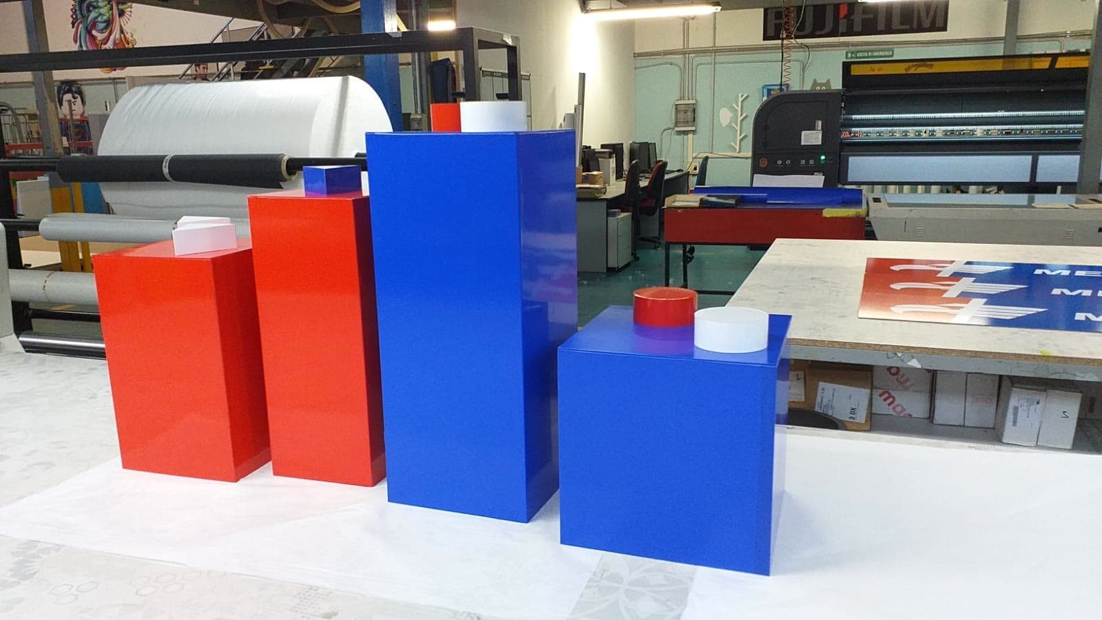 Cubi espositivi laccati rossi e blu realizzati su misura