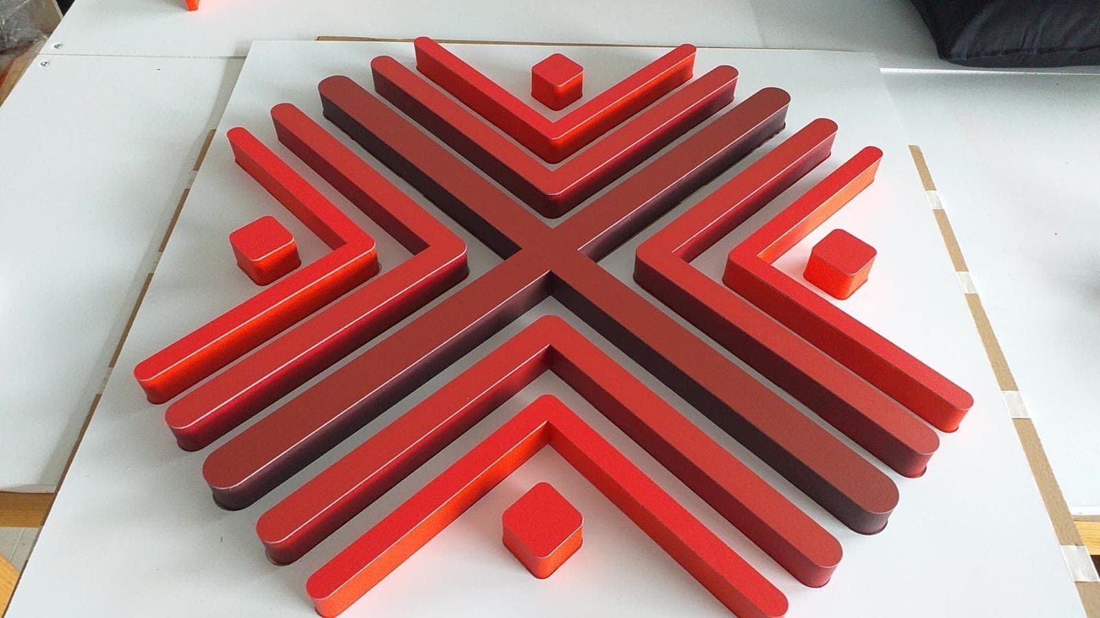 Decoro geometrico rosso in rilievo a più livelli