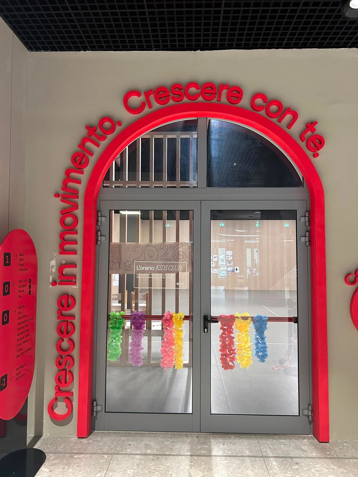 Arco d'ingresso con scritta tridimensionale rossa