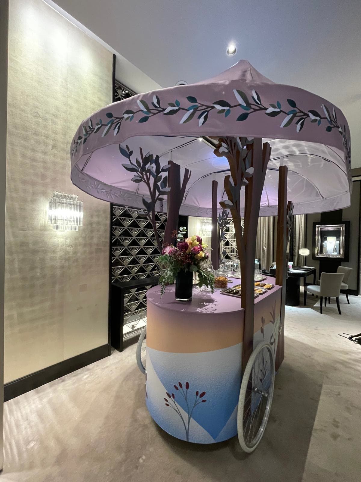 Chiosco a carretto con alberi decorativi in uno showroom